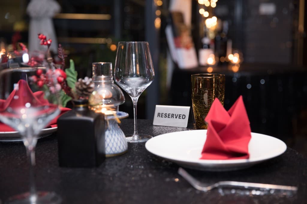 Gedekte restauranttafel met reserveringskaartje
